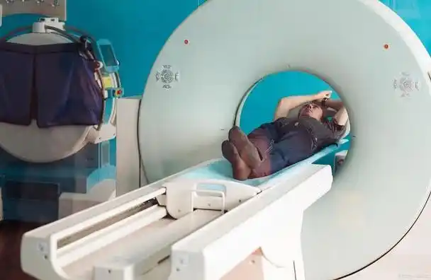 磁共振是一种常用的医学影像检查方法,可以对人体内部的结构和功能