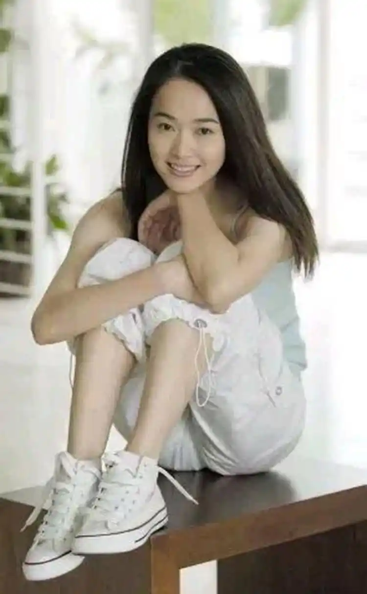 演员左小青6月25日在剧组过自己的46岁生日  从她本人分享的画面来看