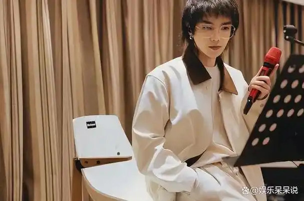 华晨宇自称上学时情书收得手酸,本来觉得在打趣,看到旧照我信了