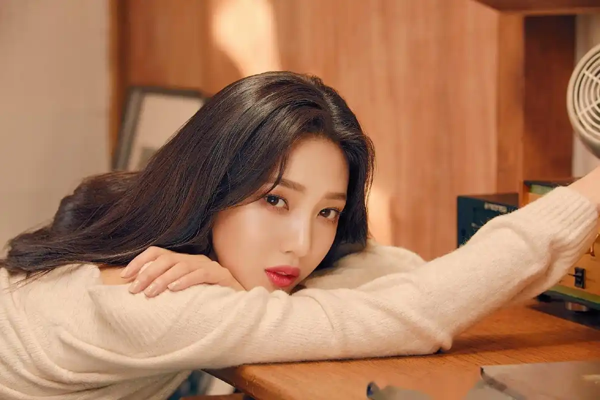 redvelvet成员朴秀荣为美妆品牌拍摄画报,展现女神般的完美容颜.