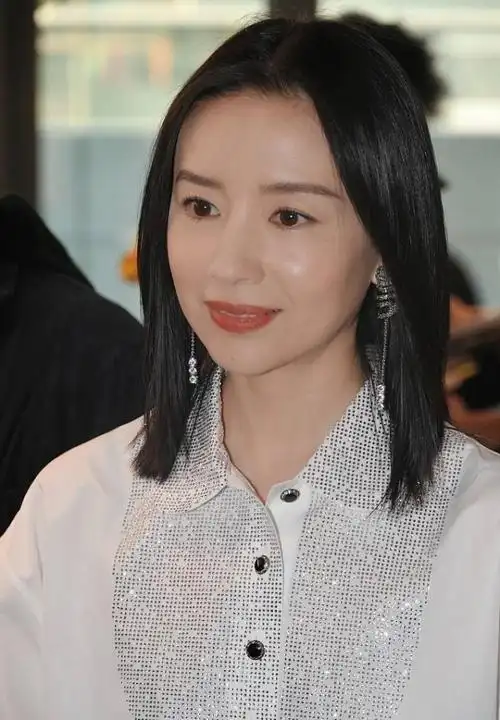 董洁的美很大气,穿基础色衬衫照样优雅,人过中年看着还像小姑娘