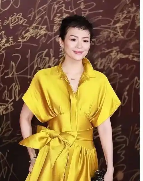 章子怡超短发造型太飒了,黄色缎面裙霸气又优雅,高级感满满_的设计