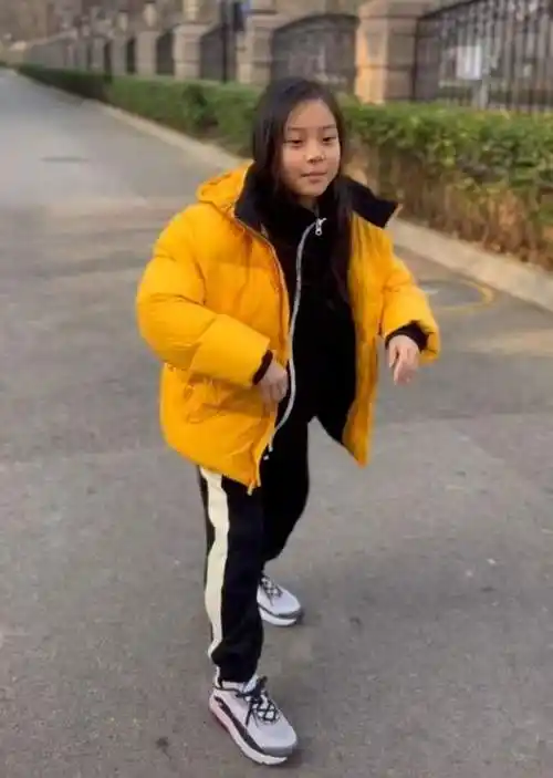 快赶上妈妈的肩膀了,当真"贾家有女初长成",难怪李小璐感慨女儿长大