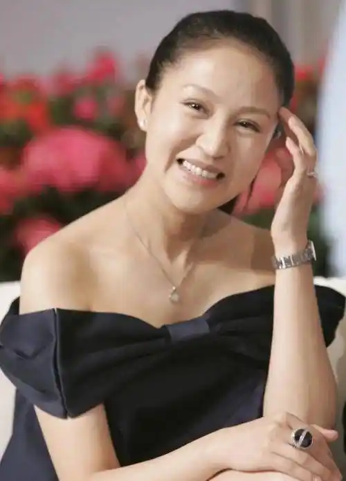 鲍蕾穿花裙亮相,腿修成少女模样,一看脸和脖子就知道老了!