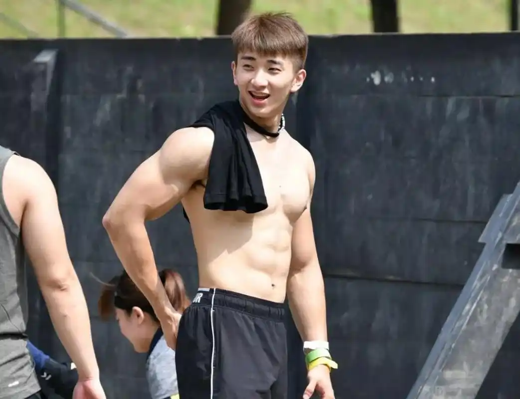 肌肉男大秀胸肌,正太脸金刚身,肌肉轮廓明显,身材比颜值重要?