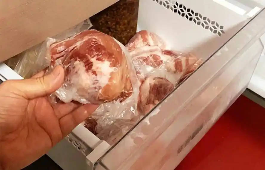 肉在冷冻条件下,微生物能得到有效抑制;在冷藏条件下,被 - 抖音