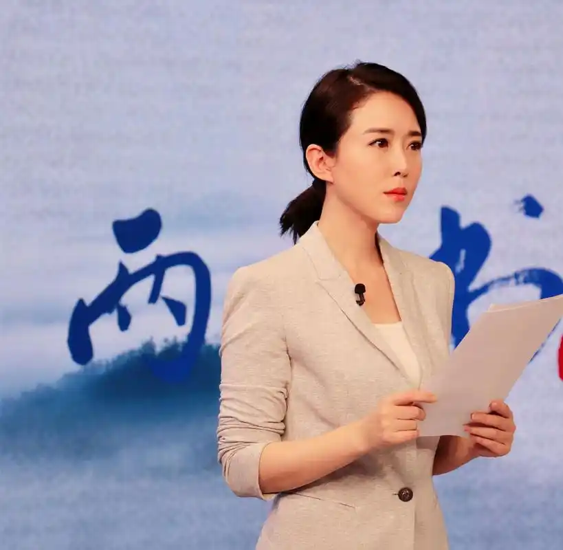 原创42岁的颜丹晨状态真好身穿浅灰色西服配深蓝色牛仔裤很有气场