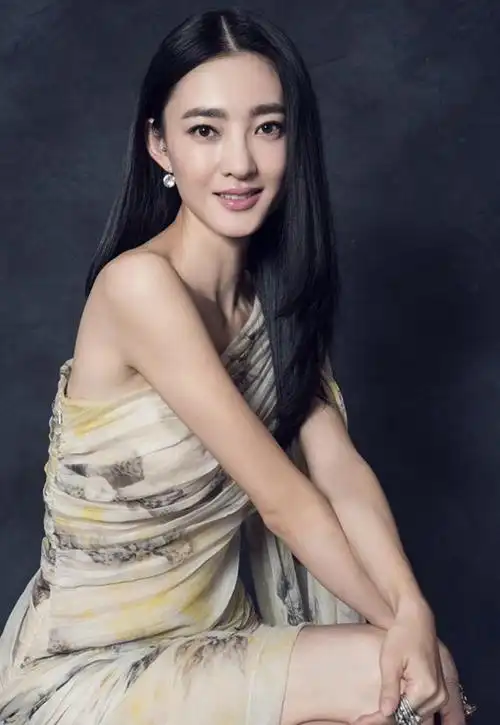 王丽坤气质长发发型,自然的直发散发出轻熟女的魅力,搭配中分的粒海