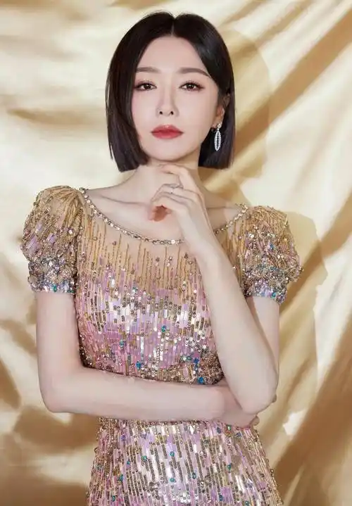 电视舞台女星秦岚有两种造型,最刺激的绿毛衣_姐姐_很漂亮_笑声