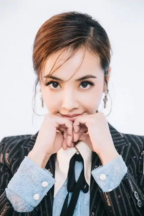 43岁蔡依林逛纽约博物馆,坐姿豪迈跷二郎腿,一细节被质疑老花眼_明星