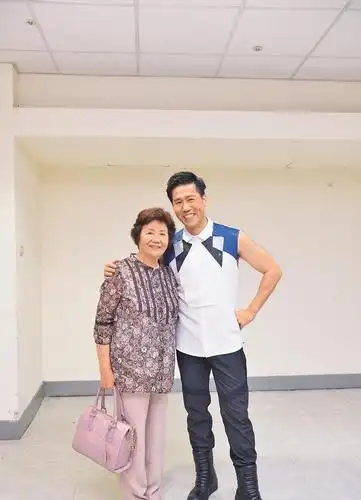 金曲歌王「罗时丰」奶奶与父亲3天内相继过世!