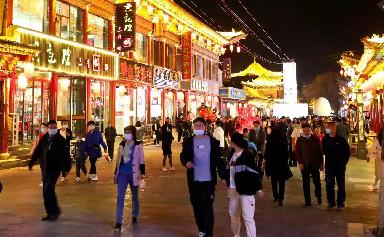 张掖夜经济火爆出圈五一假日持续升温