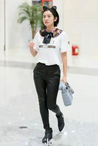 唐艺昕上台手拿一块玻璃,撞包是不可能的