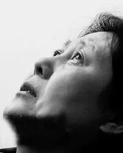 母亲无助无奈的眼神能否唤醒梦中人.