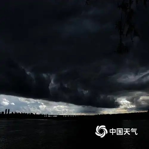 中国天气网讯 5月21日下午,哈尔滨松花江上空,被大面积乌云覆盖,瞬间