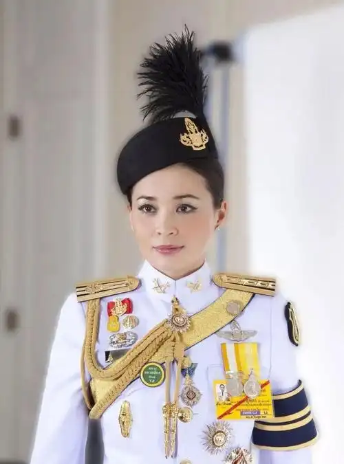 泰国美艳王妃被迫放弃王室地位销声匿迹,再露面时已削发为尼
