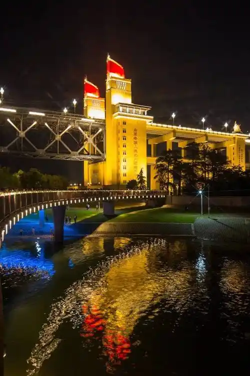 璀璨灯带如项链扮靓南京大桥夜色