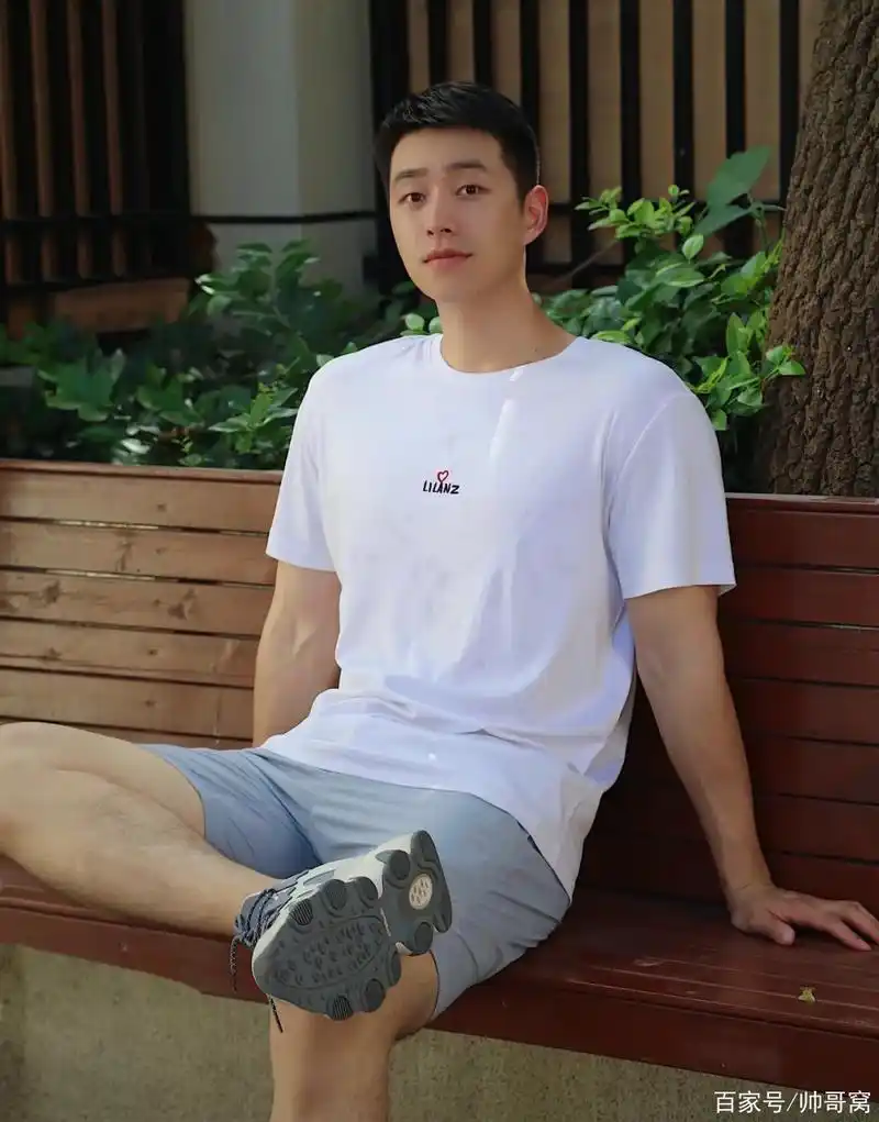 肌肤如雪般的阳光大男孩,朴素的穿搭,男人味十足,男友力爆棚!