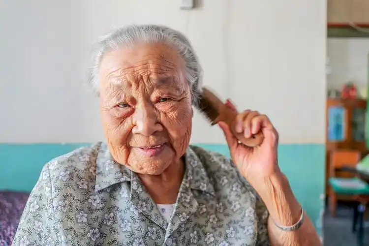 山东莱州长寿之乡 100岁老人耳聪目明喜欢听戏 会摆弄现代高科技