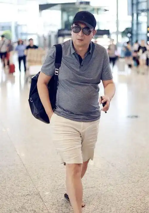 张嘉译在生活中很低调的一个人,但是一开始走路的方式非常酷,被网友