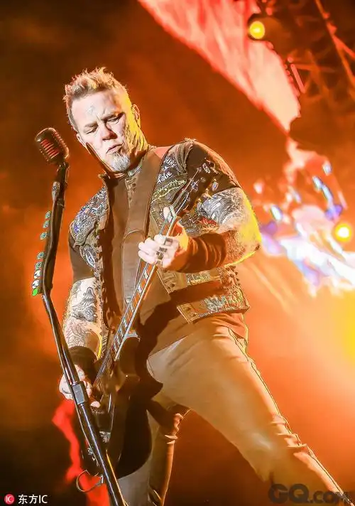 金属乐队metallica世界巡演上海站 经典歌曲掀摇滚热潮high爆全场