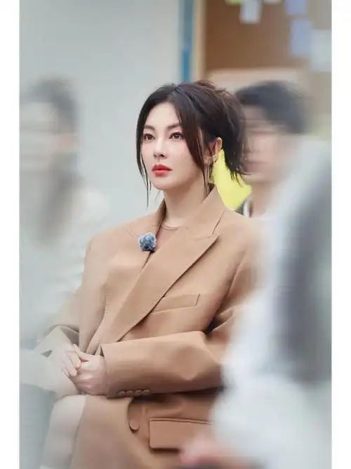 张雨绮又带火了一种新穿法上身去上班下身去夜店好洋气