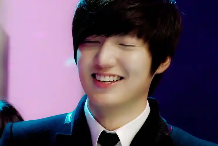 来几张李敏镐的照片,一定要高清的最好400k以上