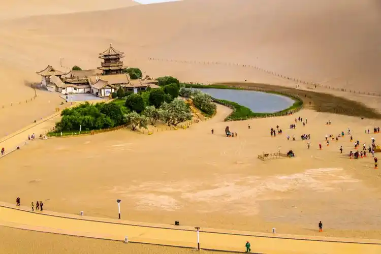 驼峰映鸣沙 清泉呈月牙