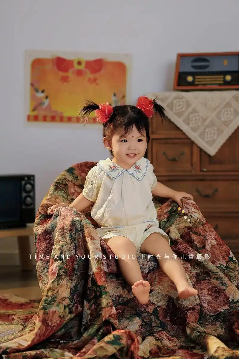 80年代的复古周岁照来啦.小时候戴过的头花现在戴到了女儿头上