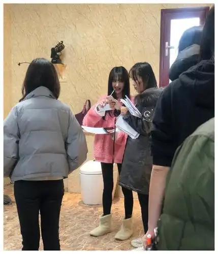 郑爽单身后愈发瘦,穿紧身裤大腿和小腿一样细,不给别人留活路__财经