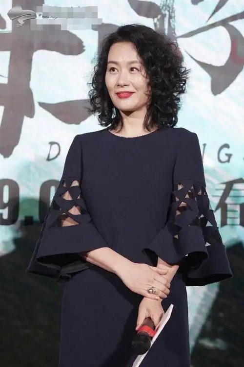 而且她的发际线也是比较高的,烫了这款泡面卷发一定程度上掩盖了她的