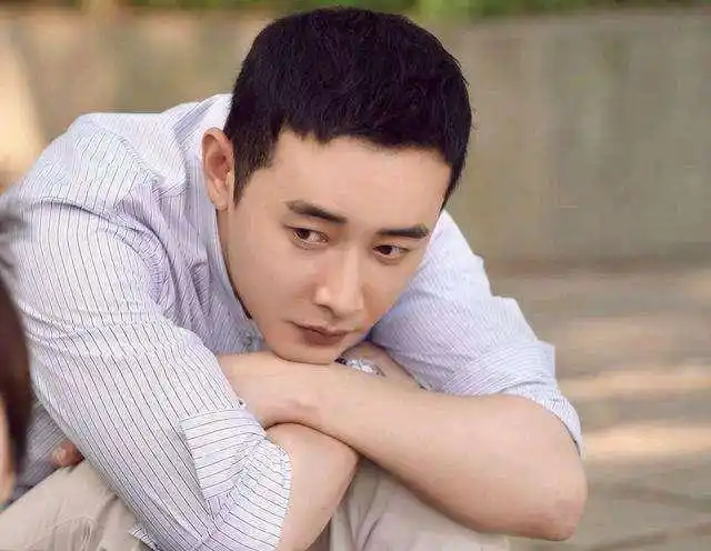 罗晋照顾双胞胎憔悴不已网友们为其点赞这才是嫁给爱情的样子