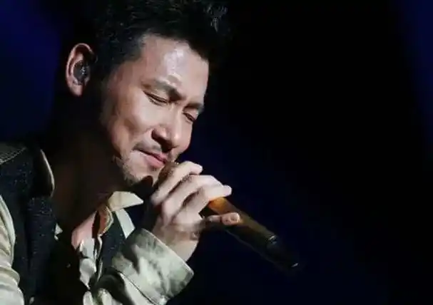 在这个领域内,歌神张学友绝对是毫无争议的四大天王之首,无论你是