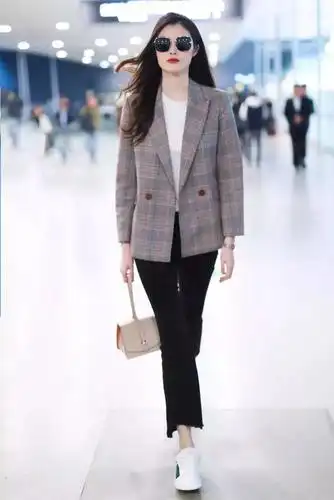 穿西装 牛仔裤最爽的一点就是,不管搭配什么鞋都很合理,时髦精们喜欢