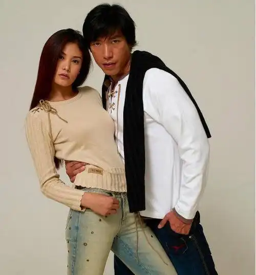 57岁张耀扬罕见亮相满头白发沧桑太多你还认得出来吗