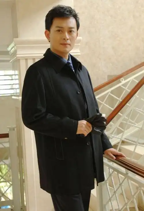 黄海冰前妻闫妍图片(黄海冰两任妻子谁更漂亮)