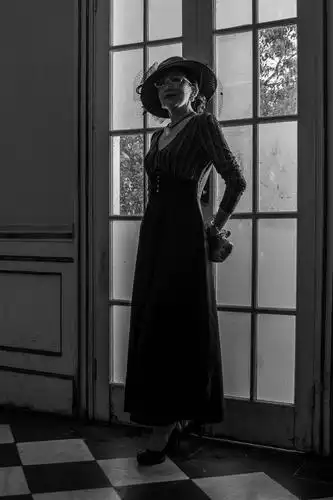 《用逆光侧逆光拍黑白人像照片》