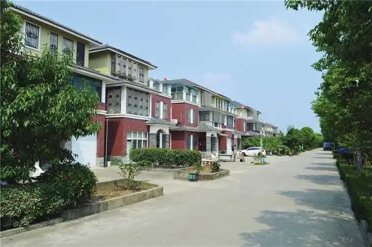 沙家浜村民如今居住的成排农村别墅.