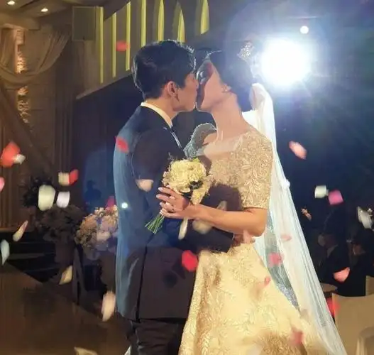 恭喜!羽坛又一名将大婚,婚礼现场夫妻俩甜蜜拥吻,画面超幸福