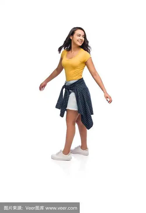 年轻女子转身回头看