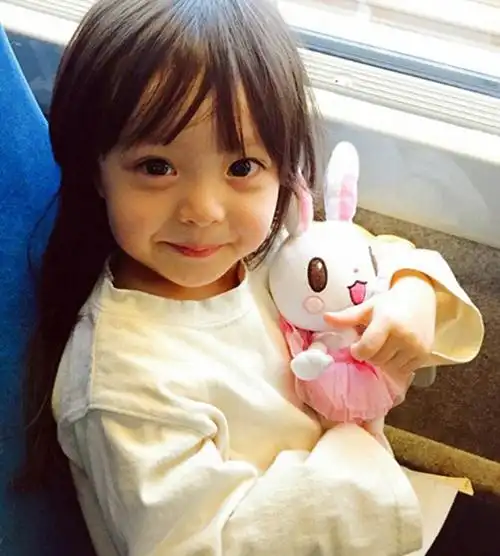 日韩混血小萝莉可爱逆天 吸粉数十万-国际在线