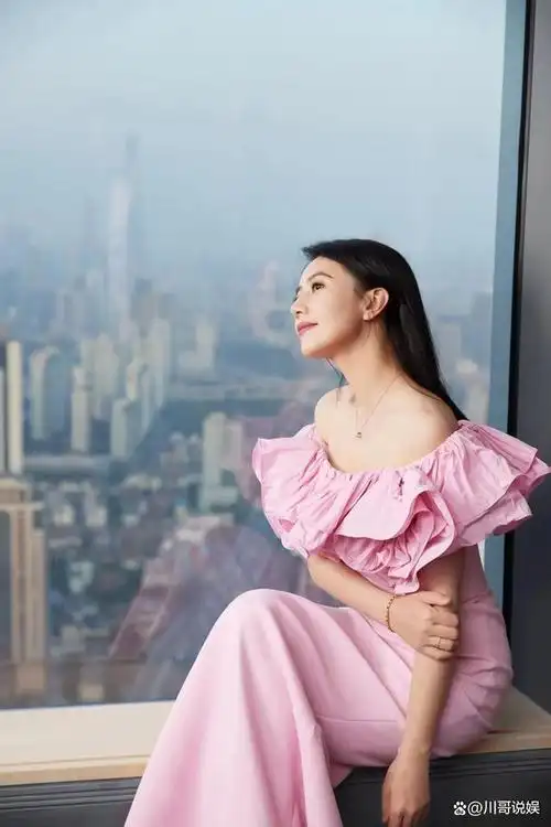 近日,高圆圆以一袭粉色抹胸裙亮相某重大活动,无疑成为了焦点.