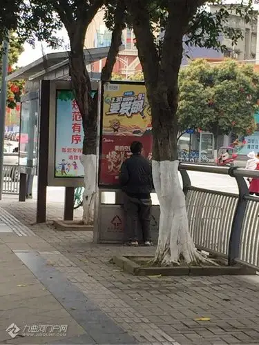 曝光资阳不文明,大白天路边撒尿!