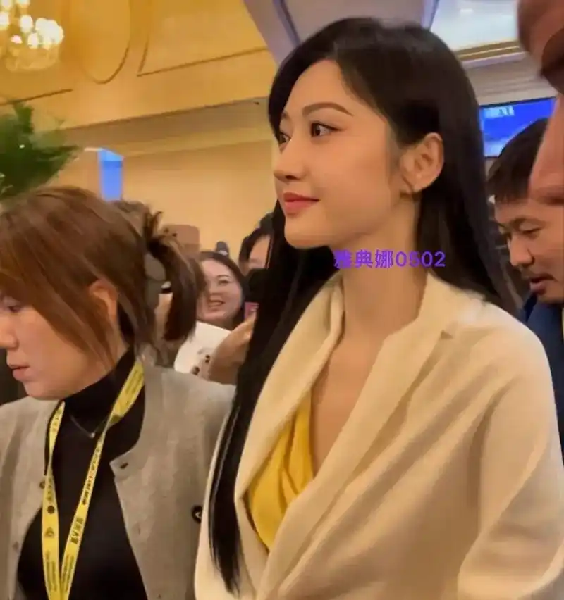 偶遇景甜,本人太漂亮了,大眼睛圆脸白皮肤十分甜美,本人比电视上好看