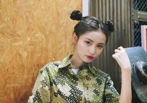 圆脸女生中分无刘海哪吒头发型圆脸女生把一头中长直发中分开来,聚集