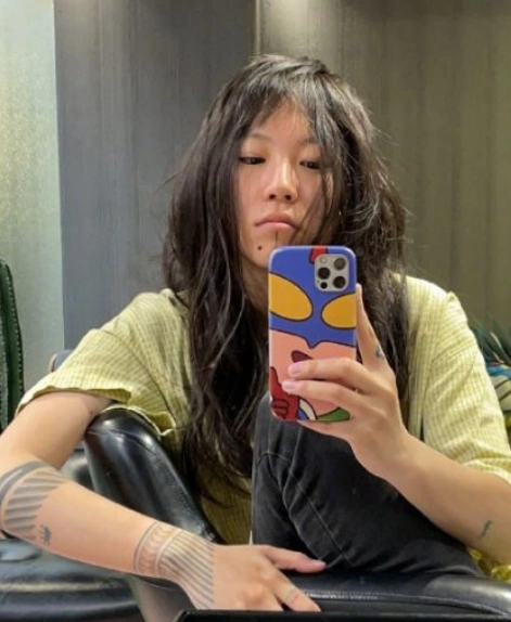 不愧是王菲女儿24岁窦靖童终于长发飘飘清纯模样像妈妈年轻时