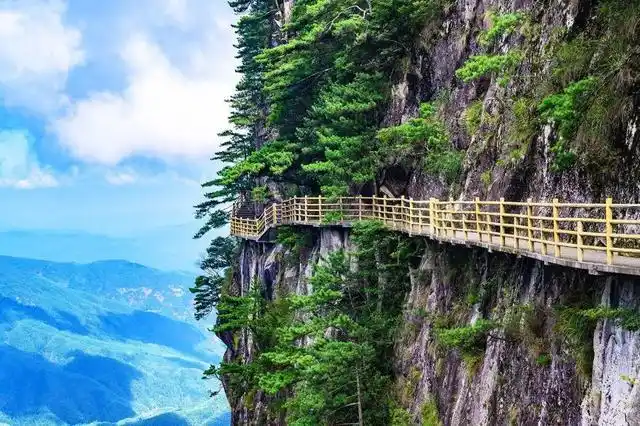 明月山景区(aaaaa)位于江西省宜春市,它因山上"有石夜光如月"而得名.