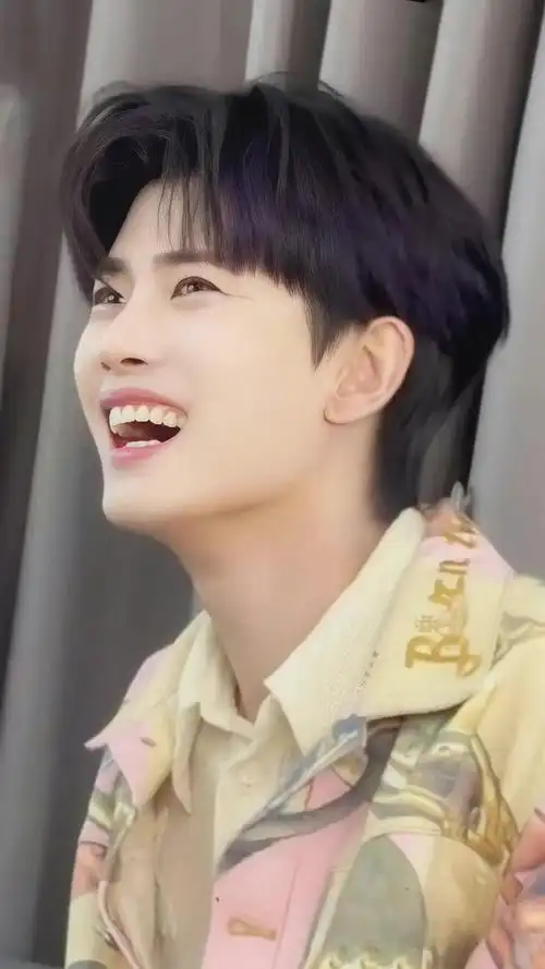 任嘉伦的荏苒时光能治愈每一个人,使人心情愉悦!