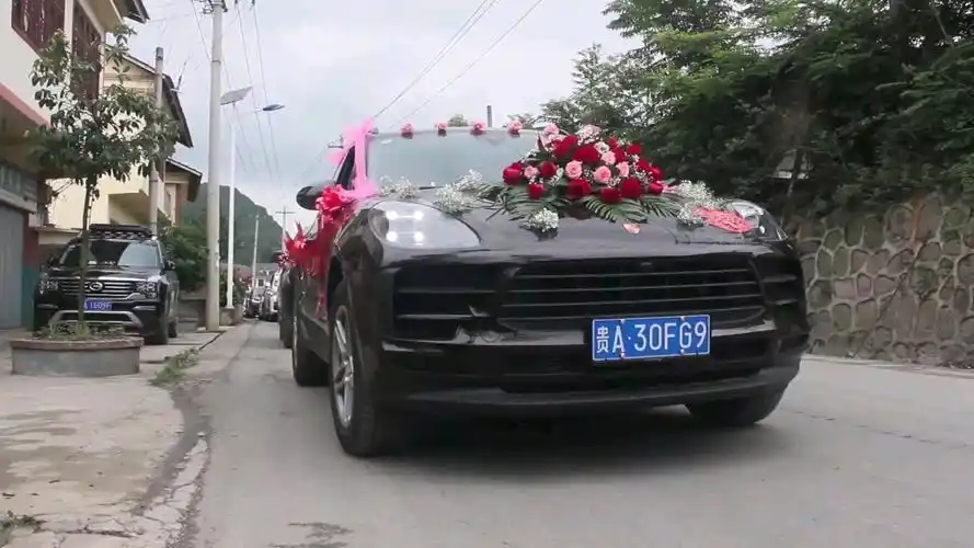 农村婚礼车队看起来还是很气派的呢