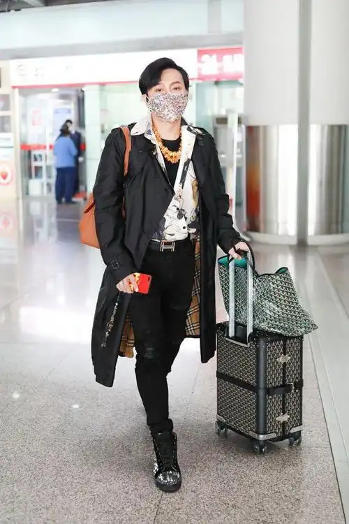 陈志朋终于穿正常了风衣配花衬衫好帅唯一不理解的是又搭女包